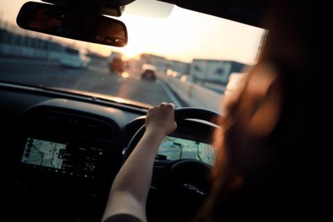Conductrice au volant en circulation