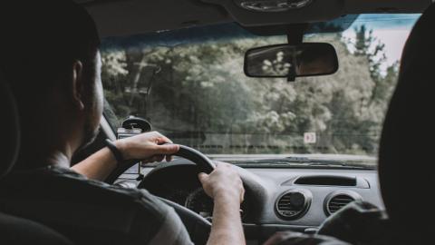 Conducteur au volant pendant un trajet en voiture